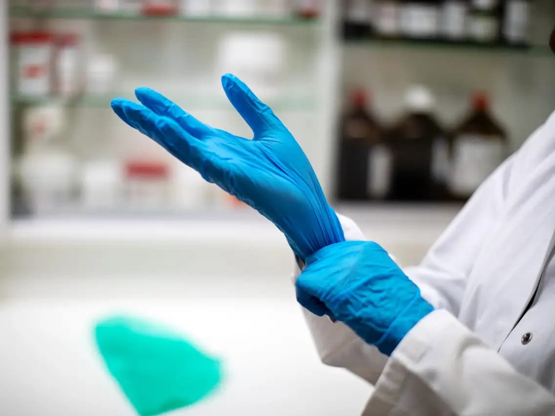 Die Vorteile der Verwendung von Nitrilhandschuhen