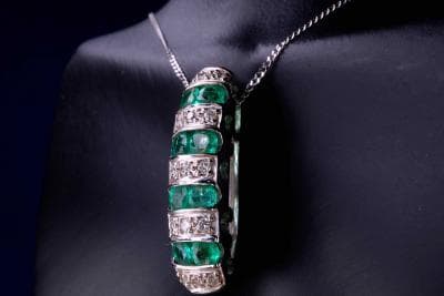 Verbessern Sie die Schönheit von Diamantringen mit farbigen Edelsteinen