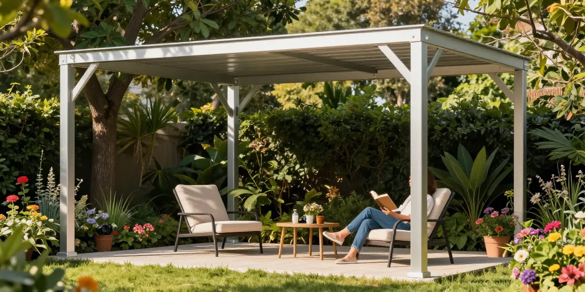 Freistehende Terrassenüberdachung aus Aluminium in einem einladenden Garten mit entspanntem Menschen.