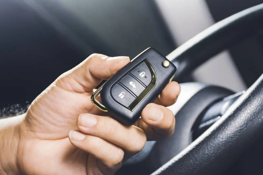 Ersatzschlüssel Auto mit Batterie und Funkfernbedienung bei Mr Key